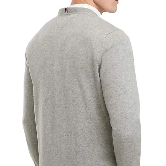 Tommy Hilfiger
Solid Logo V-Neck Sweater size mens XL
Color Grey Heather - Picture 5 of 8